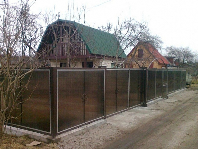 Забор эконом класса из поликарбоната на метллических столбах