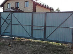 Откатные ворота с калиткой из профлиста односторонние